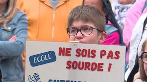 Des parents d’élèves sourds ont manifesté mercredi 19 juin à Rouen (76) pour demander des moyens supplémentaires pour accompagner les enfants dans leurs parcours scolaire. 